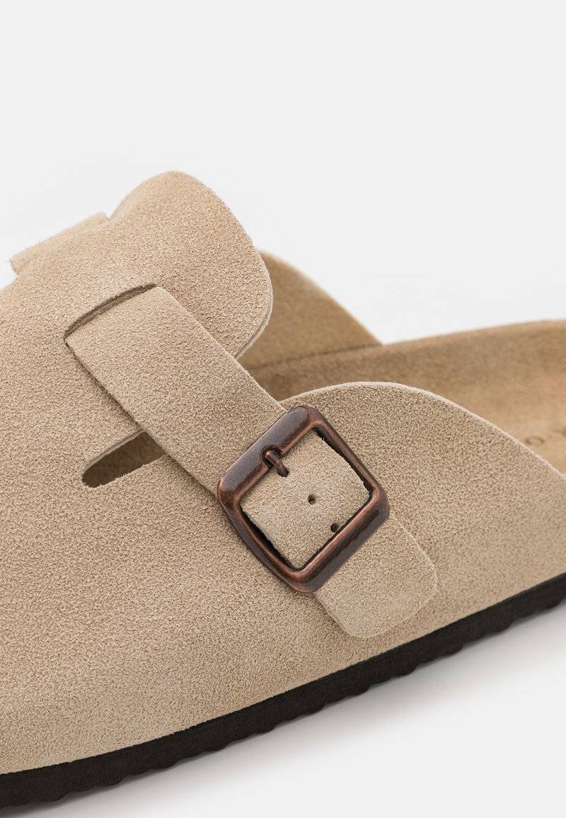 Pier One Pier One LEATHER UNISEX - Slippers - beige Fabrikverkauf