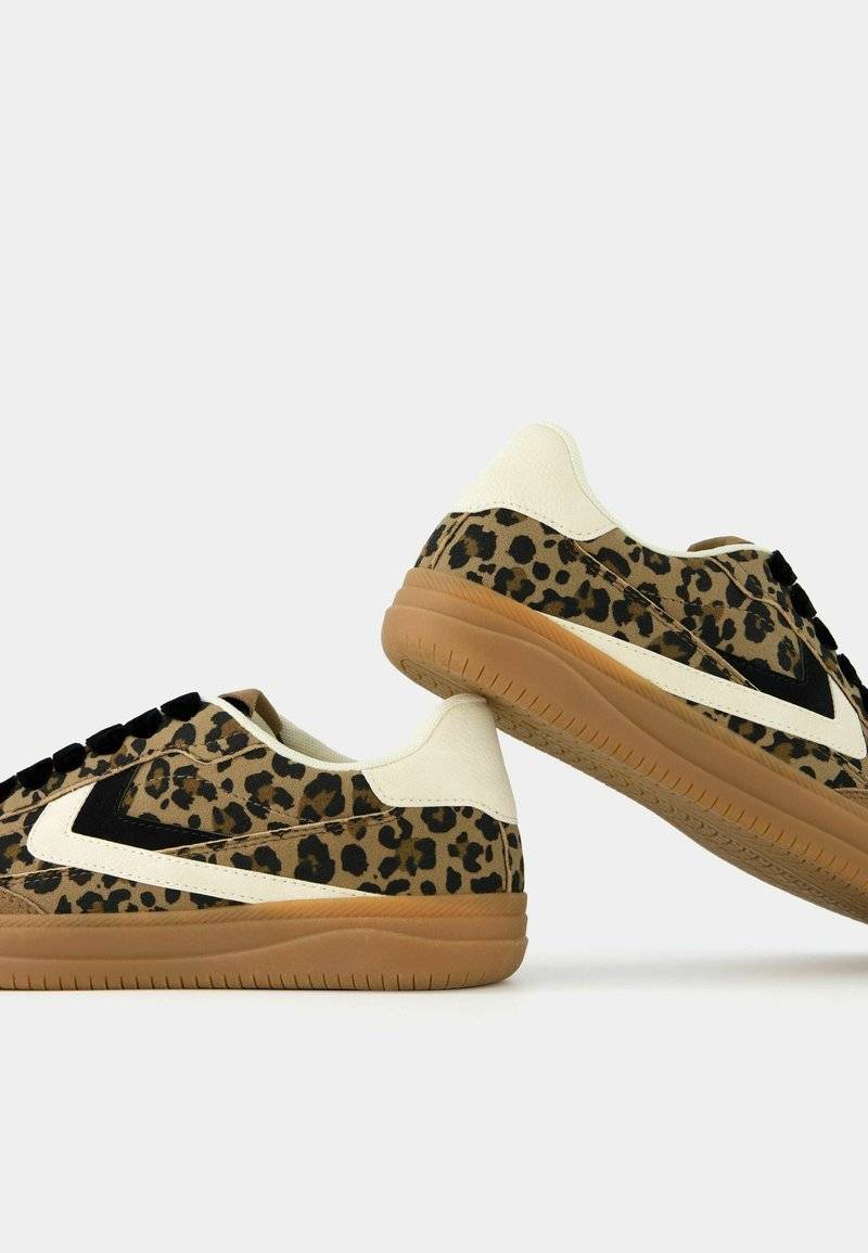 Bershka Bershka RETRO ANIMAL PRINT - Trainers Online Outlet