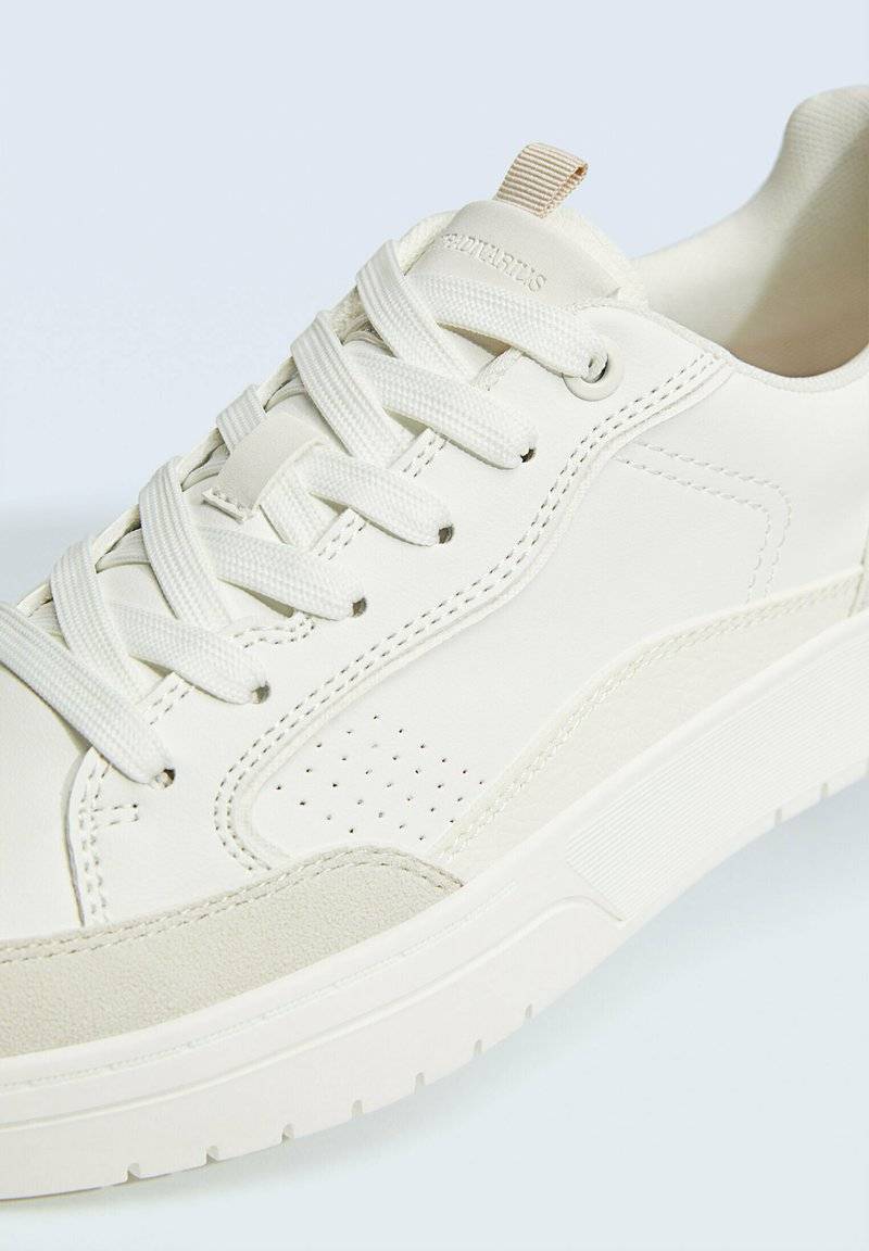 Stradivarius Stradivarius CONTRAST - Trainers - white Blitzverkäufe