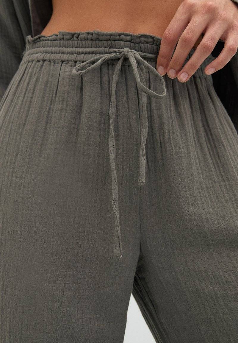PULL&BEAR PULL&BEAR CREASED WITH FRAYED HEMS - Trousers - dark grey Auslauf