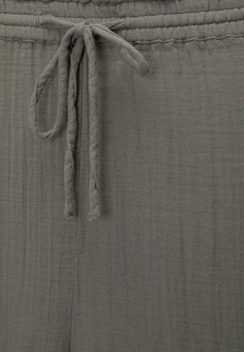 PULL&BEAR PULL&BEAR CREASED WITH FRAYED HEMS - Trousers - dark grey Auslauf