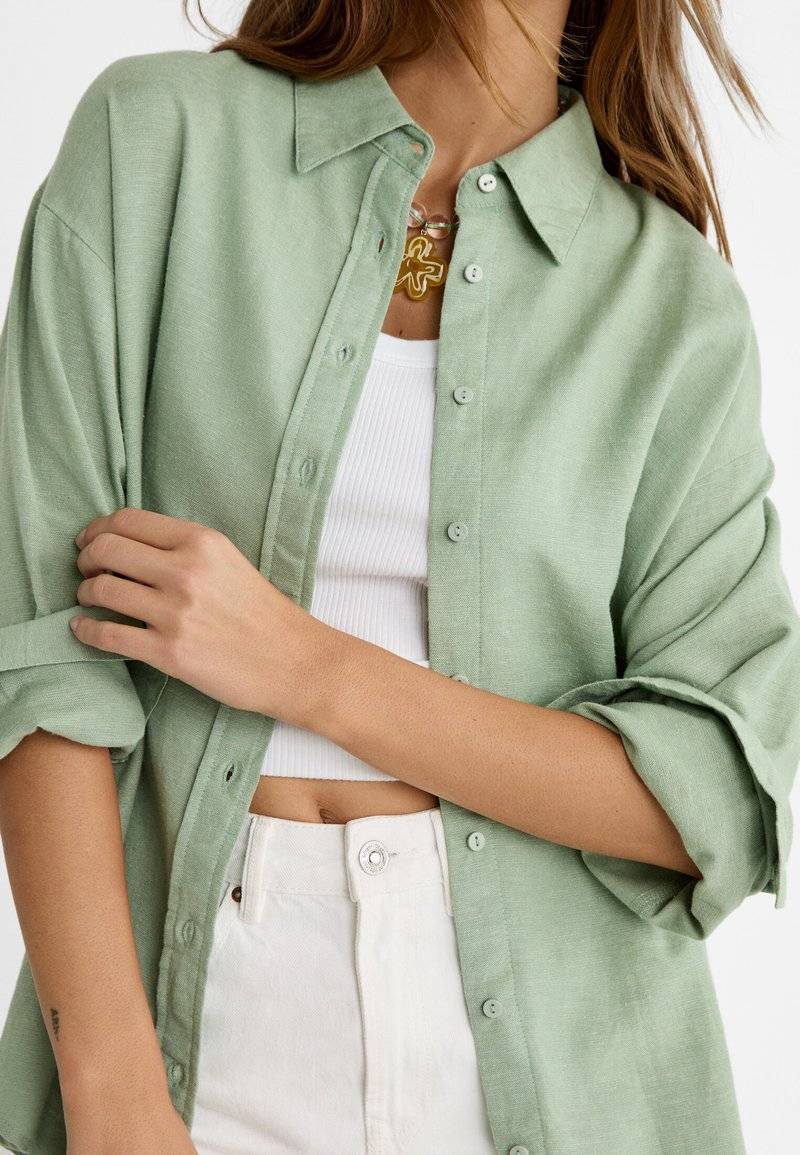 Stradivarius Stradivarius RUSTIKALES DAILY - Button-down blouse - khaki Outlet