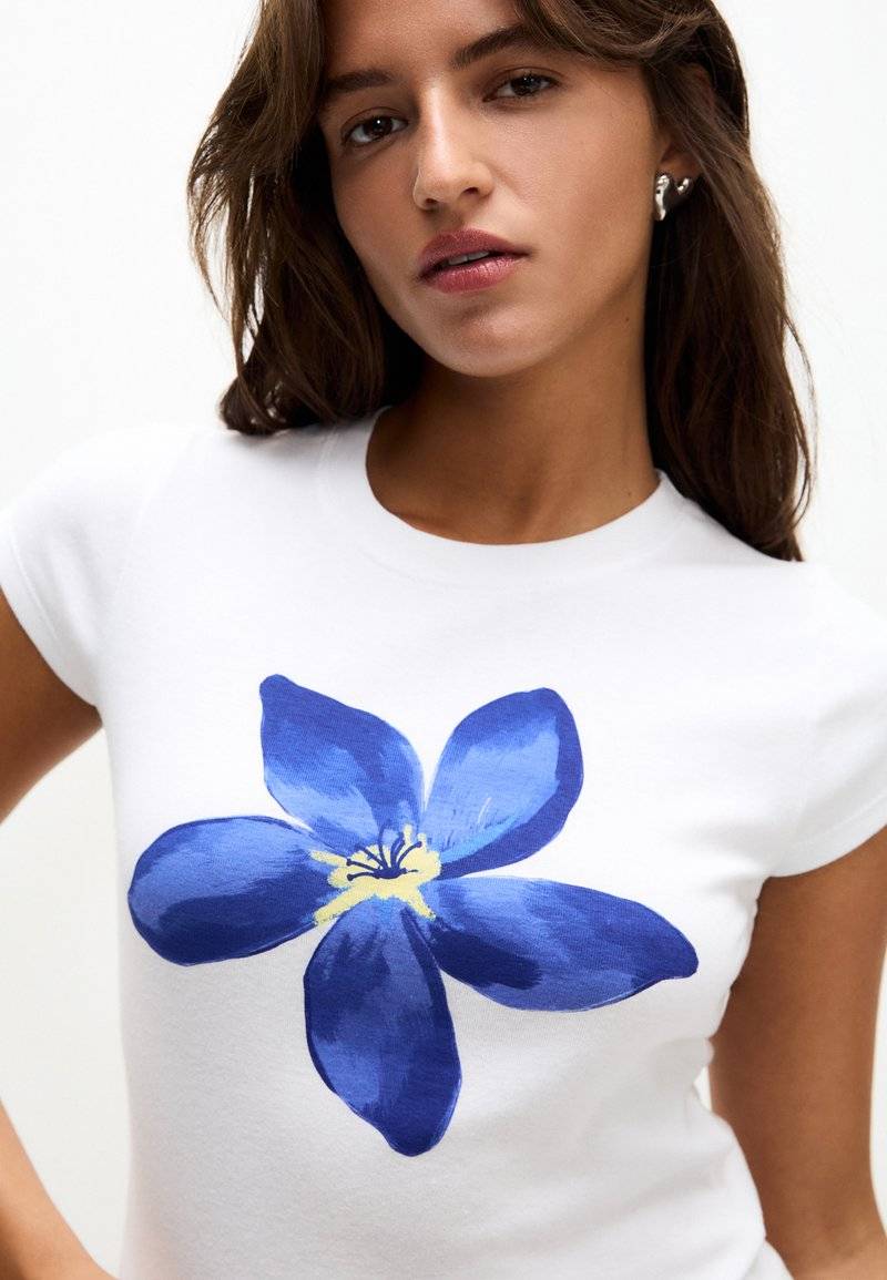 PULL&BEAR PULL&BEAR SHORT SLEEVE FLORAL - Print T-shirt - white Auslauf