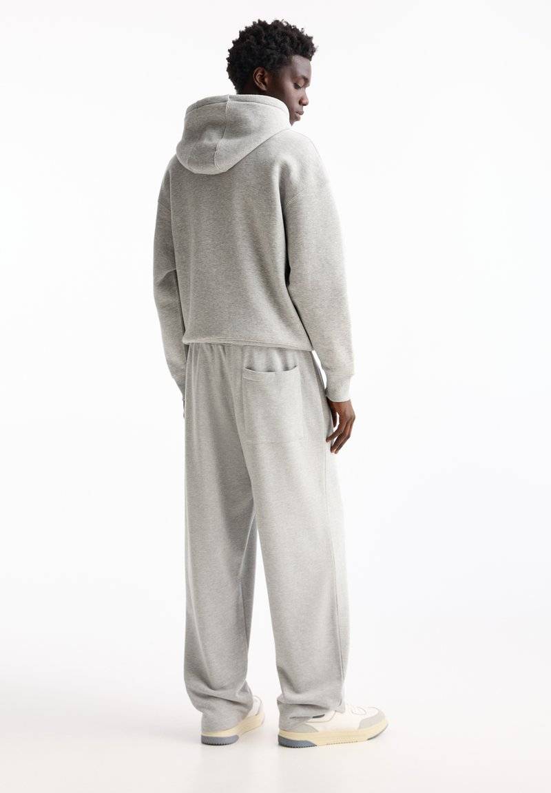 PULL&BEAR PULL&BEAR WIDE JOGGERS - Tracksuit bottoms - light grey im Angebot