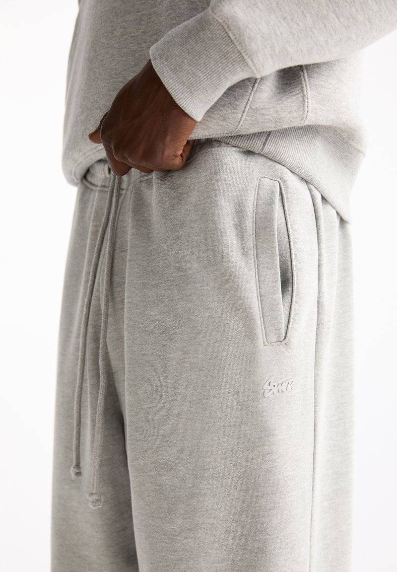 PULL&BEAR PULL&BEAR WIDE JOGGERS - Tracksuit bottoms - light grey im Angebot