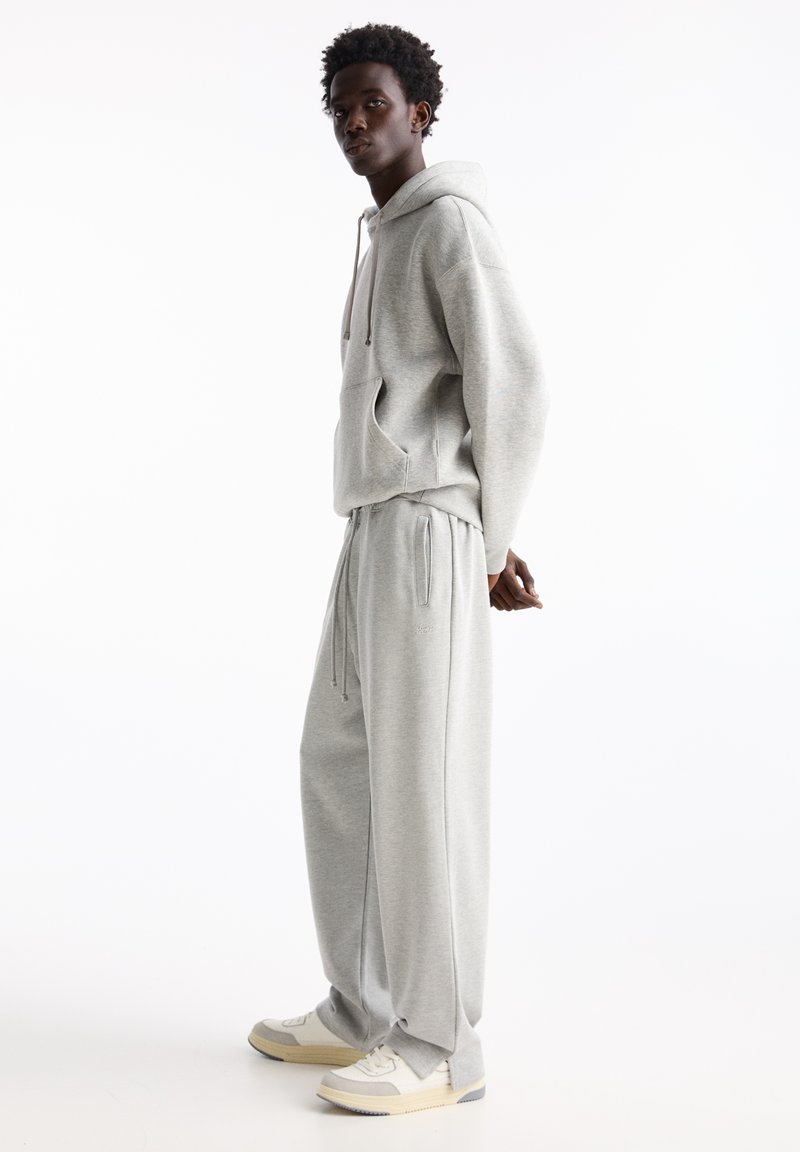 PULL&BEAR PULL&BEAR WIDE JOGGERS - Tracksuit bottoms - light grey im Angebot
