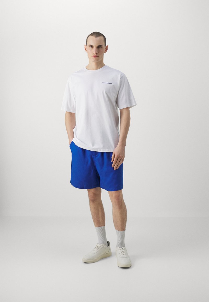 Les Benjamins Les Benjamins RELAXED TEE UNISEX - Print T-shirt - white Schlussverkauf