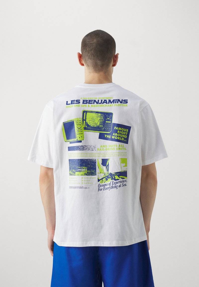 Les Benjamins Les Benjamins RELAXED TEE UNISEX - Print T-shirt - white Schlussverkauf
