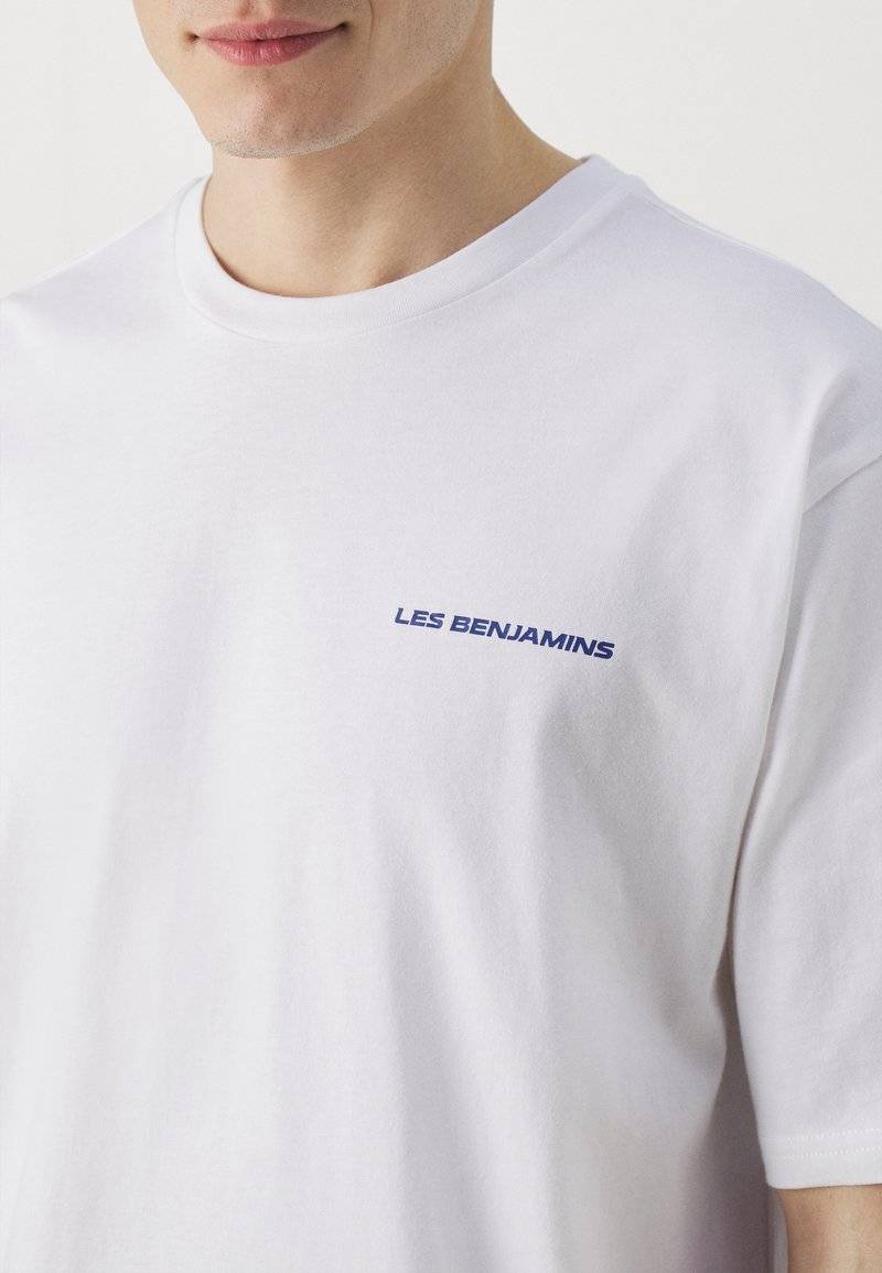 Les Benjamins Les Benjamins RELAXED TEE UNISEX - Print T-shirt - white Schlussverkauf