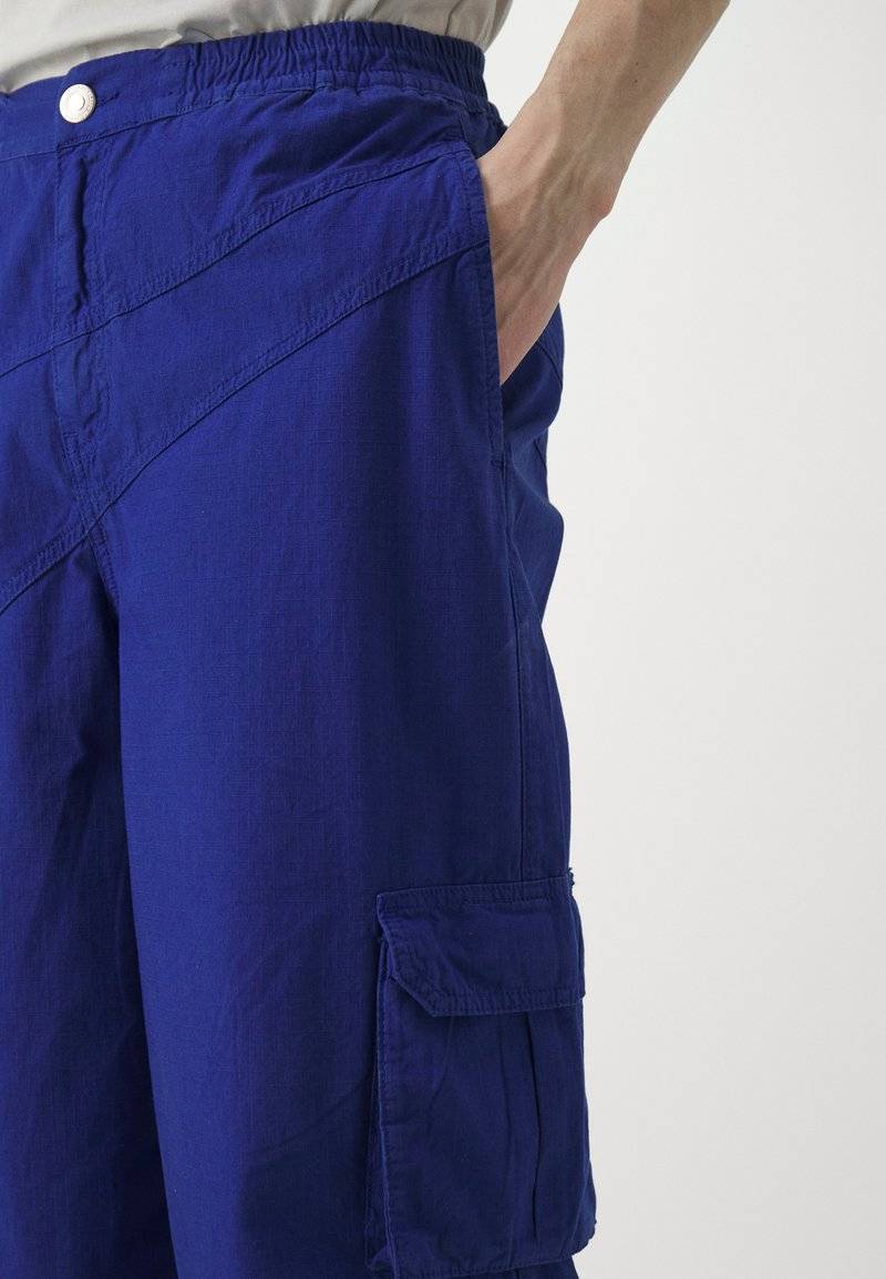 Les Benjamins Les Benjamins PANT UNISEX - Cargo trousers - blue im Angebot