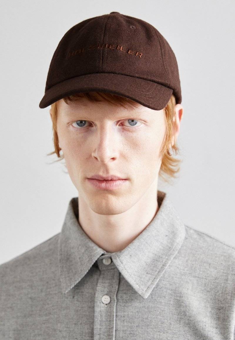 Holzweiler Holzweiler SONNET CRACKED LOGO UNISEX - Cap - dark brown