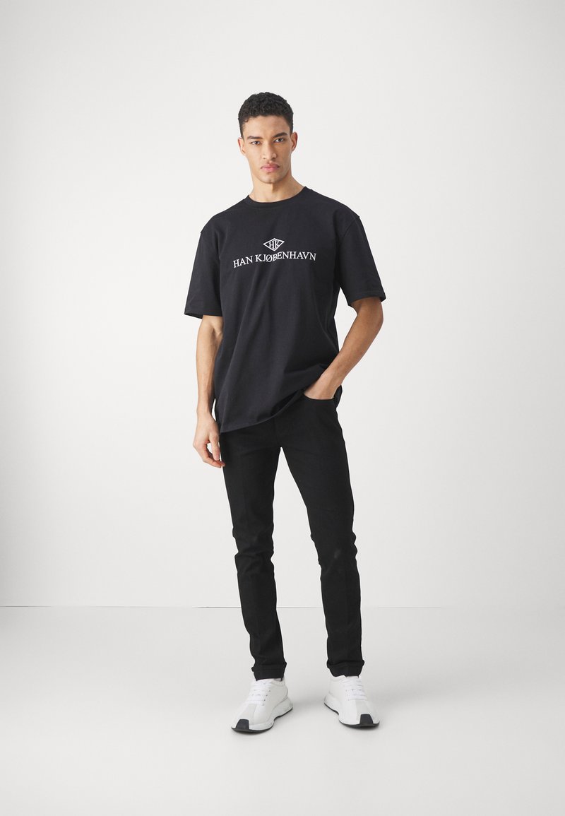 Han Kjøbenhavn Han Kjøbenhavn LOGO BOXY TEE UNISEX - Print T-shirt - black