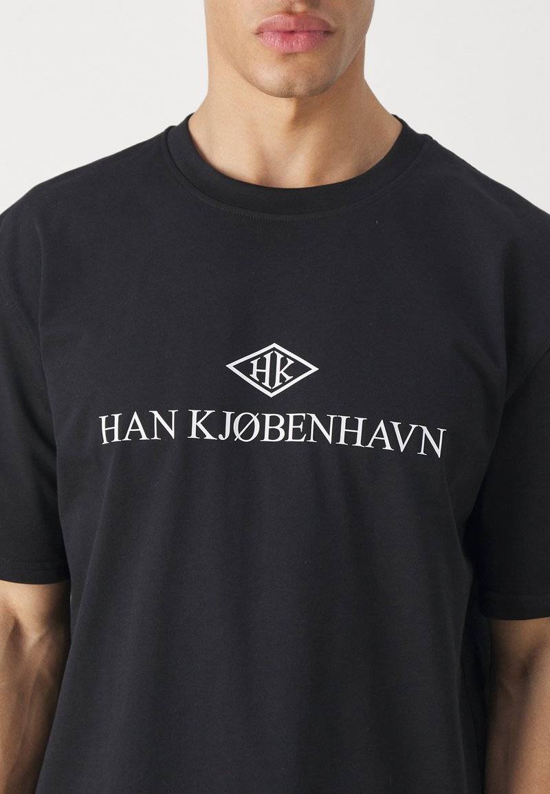 Han Kjøbenhavn Han Kjøbenhavn LOGO BOXY TEE UNISEX - Print T-shirt - black Günstiger Verkauf
