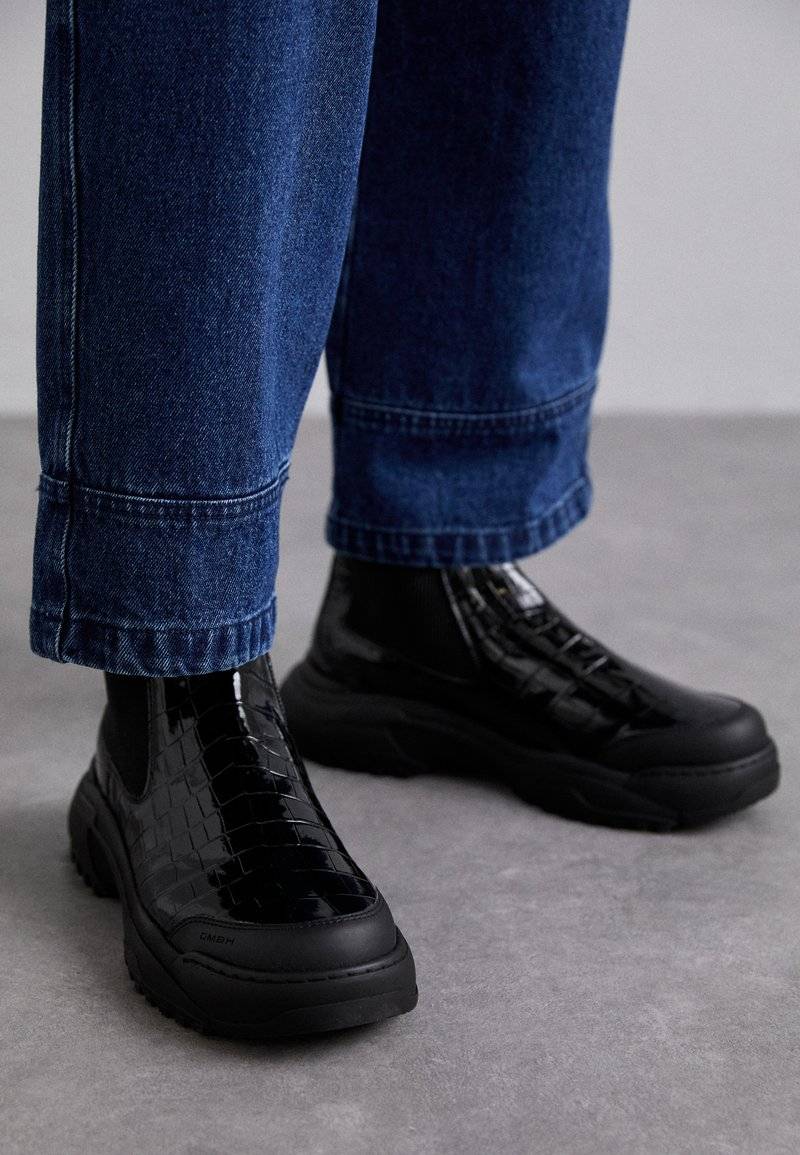GmbH GmbH LOW CHELSEA BOOT UNISEX - Classic ankle boots - black