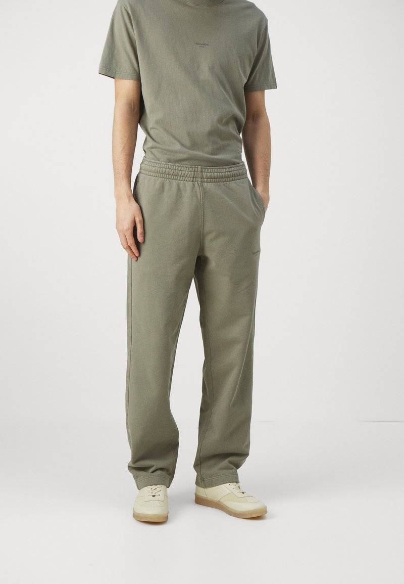 Holzweiler Holzweiler LAGOON OSLO TROUSERS UNISEX - Tracksuit bottoms - green Schlussverkauf