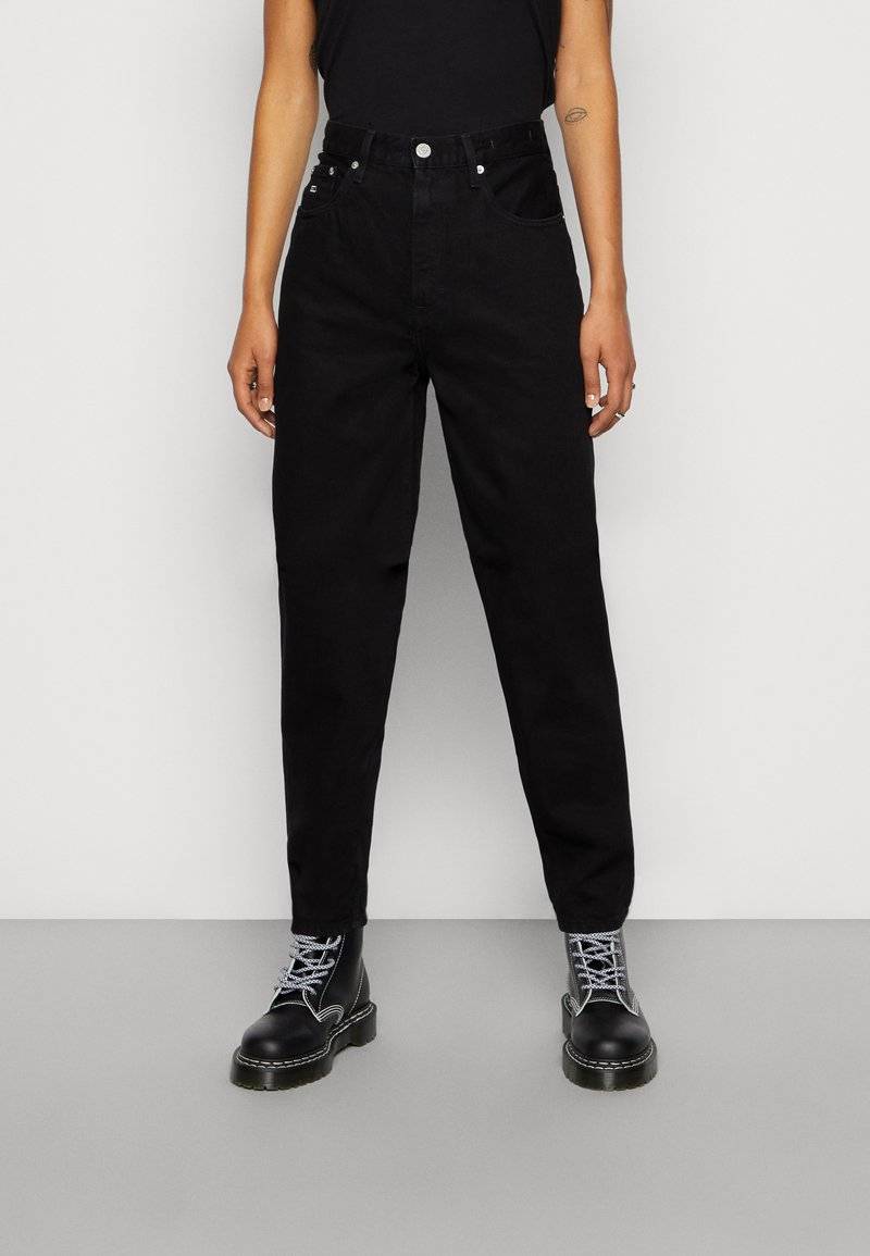 Tommy Jeans Tommy Jeans MOM ULTRA HIGH RISE JEAN TAPERED - Relaxed fit jeans - denim black