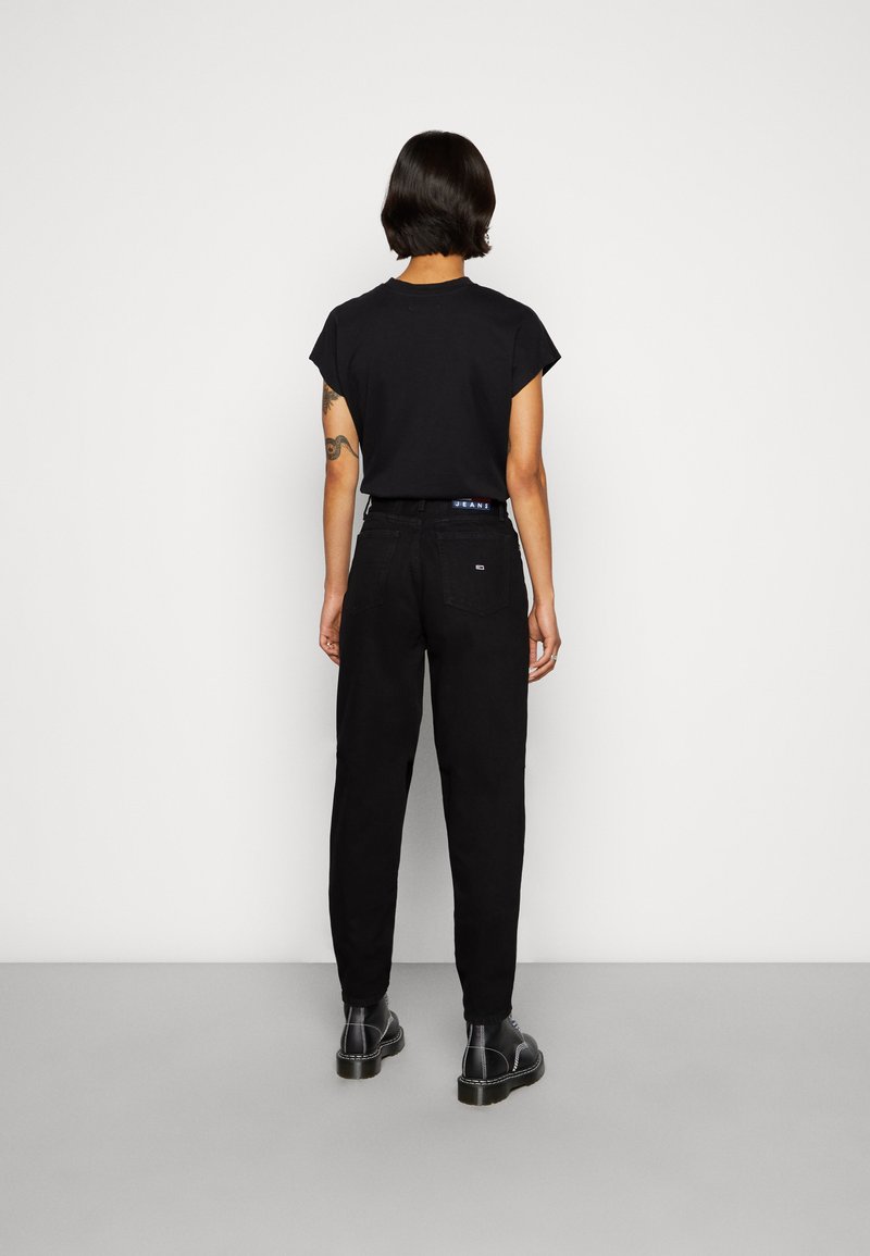 Tommy Jeans Tommy Jeans MOM ULTRA HIGH RISE JEAN TAPERED - Relaxed fit jeans - denim black Auslauf