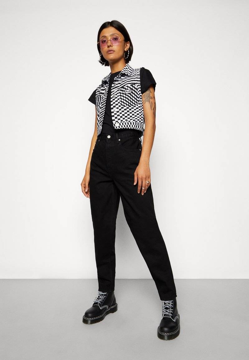 Tommy Jeans Tommy Jeans MOM ULTRA HIGH RISE JEAN TAPERED - Relaxed fit jeans - denim black Auslauf