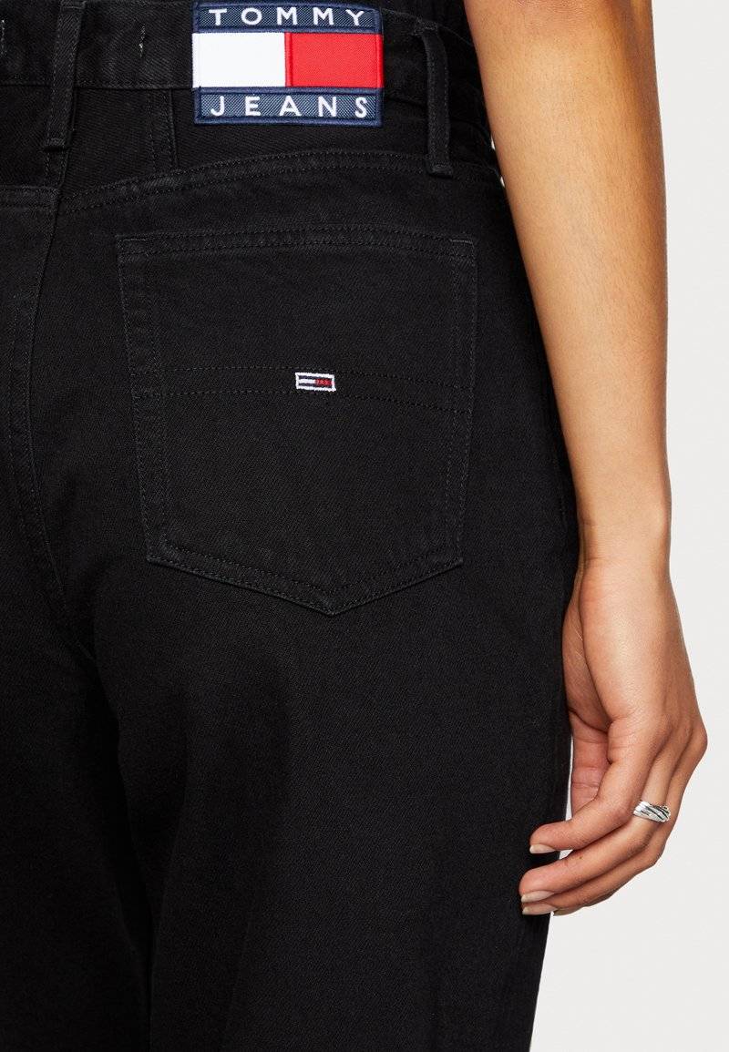Tommy Jeans Tommy Jeans MOM ULTRA HIGH RISE JEAN TAPERED - Relaxed fit jeans - denim black Auslauf