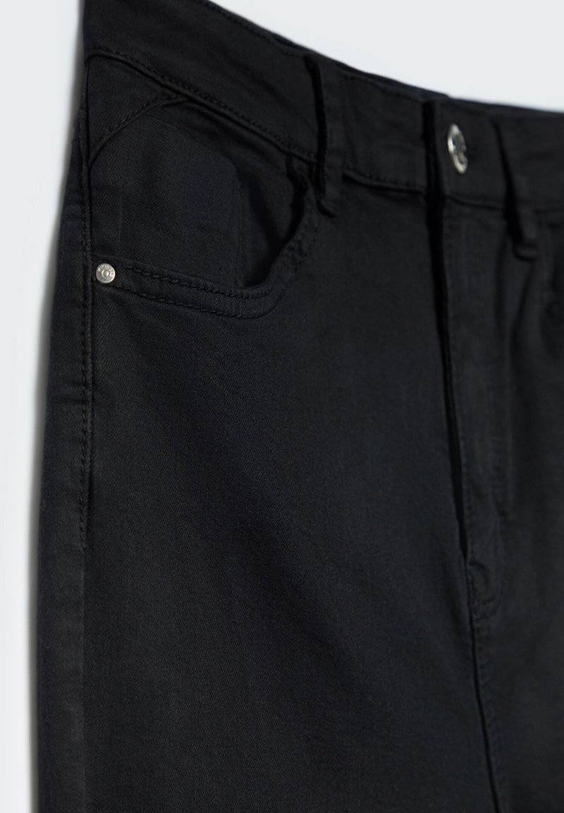 Stradivarius Stradivarius MIT SUPERHOHEM - Jeans Skinny Fit - black Verkauf