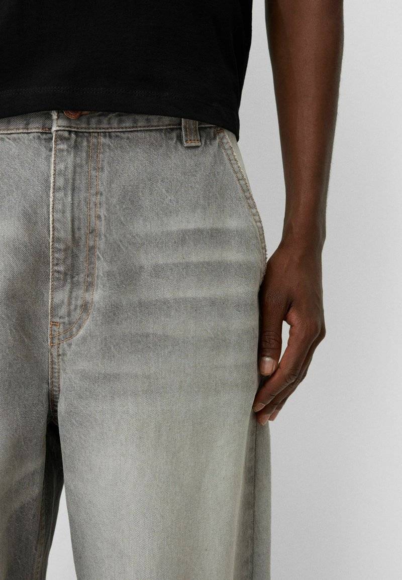 Bershka Bershka Relaxed fit jeans - light grey Fabrikverkauf