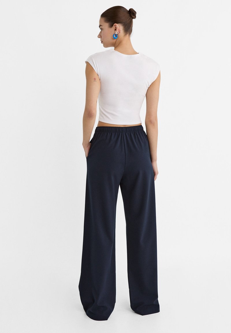 Stradivarius Stradivarius LONG FLOWING - Trousers - mottled dark blue Meist gekauft
