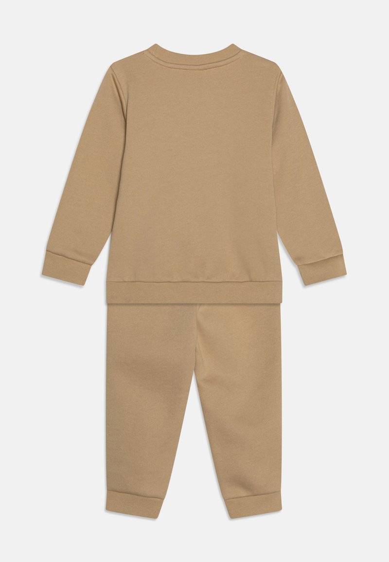Puma Puma MINICATS EMBROIDERY UNISEX SET - Tracksuit - prairie tan im Angebot