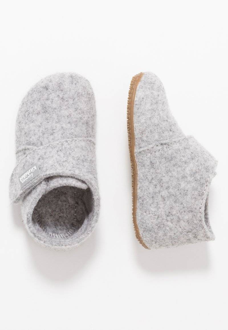 Living Kitzbühel Living Kitzbühel BABYKLETT UNIFARBEN - Slippers - nebel
