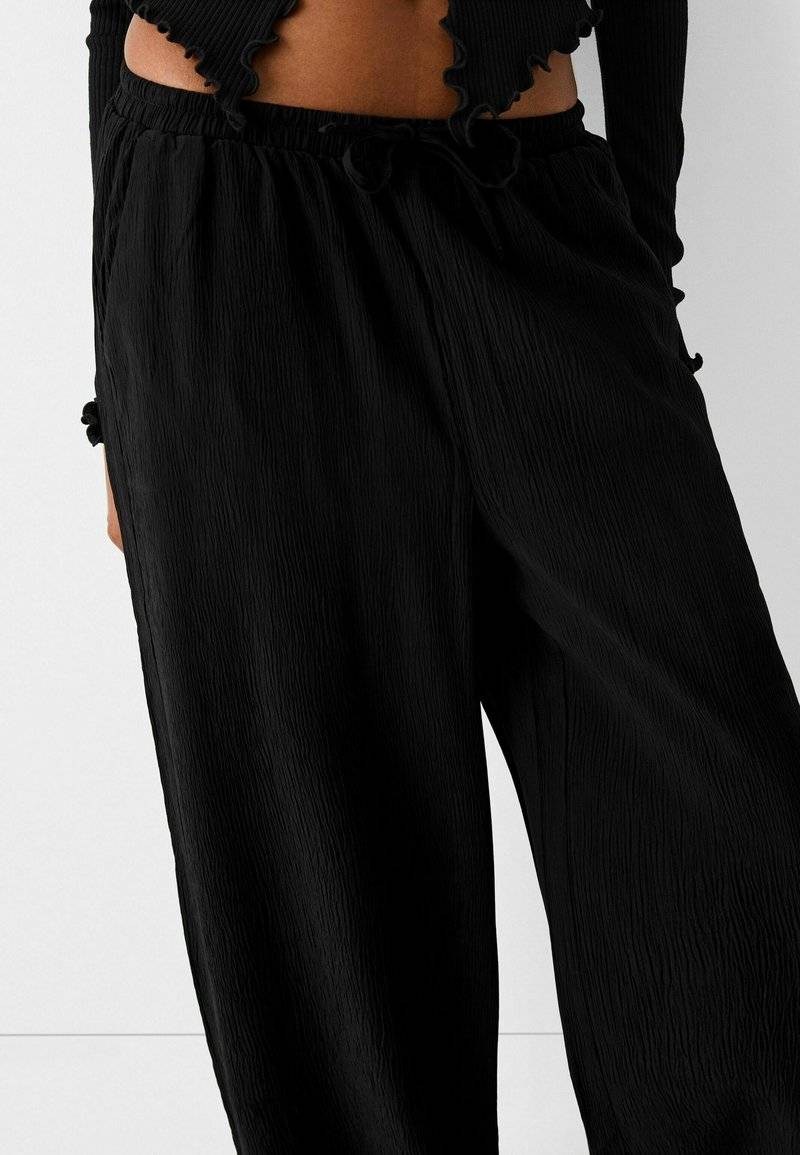 Bershka Bershka Trousers - black Angebote