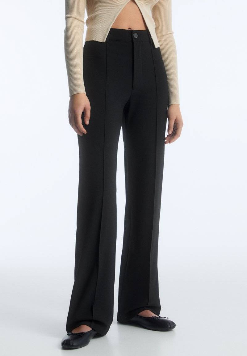 PULL&BEAR PULL&BEAR IM REGULAR-FIT MIT ZIERNAHT VORNE - Trousers - black