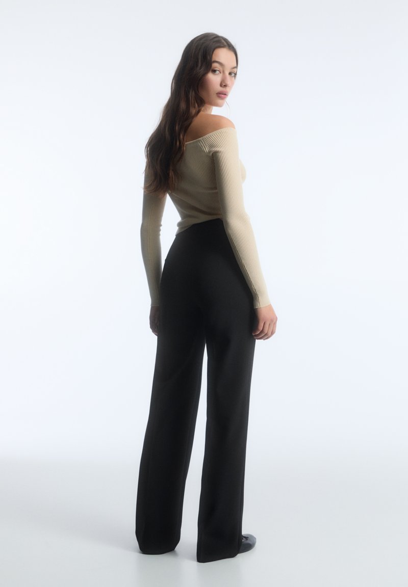 PULL&BEAR PULL&BEAR IM REGULAR-FIT MIT ZIERNAHT VORNE - Trousers - black Online