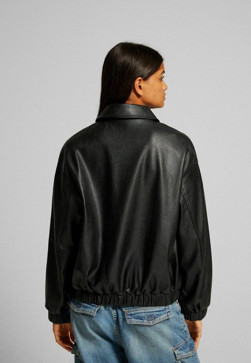 Bershka Bershka DAD FIT - Faux leather jacket - black Auslauf