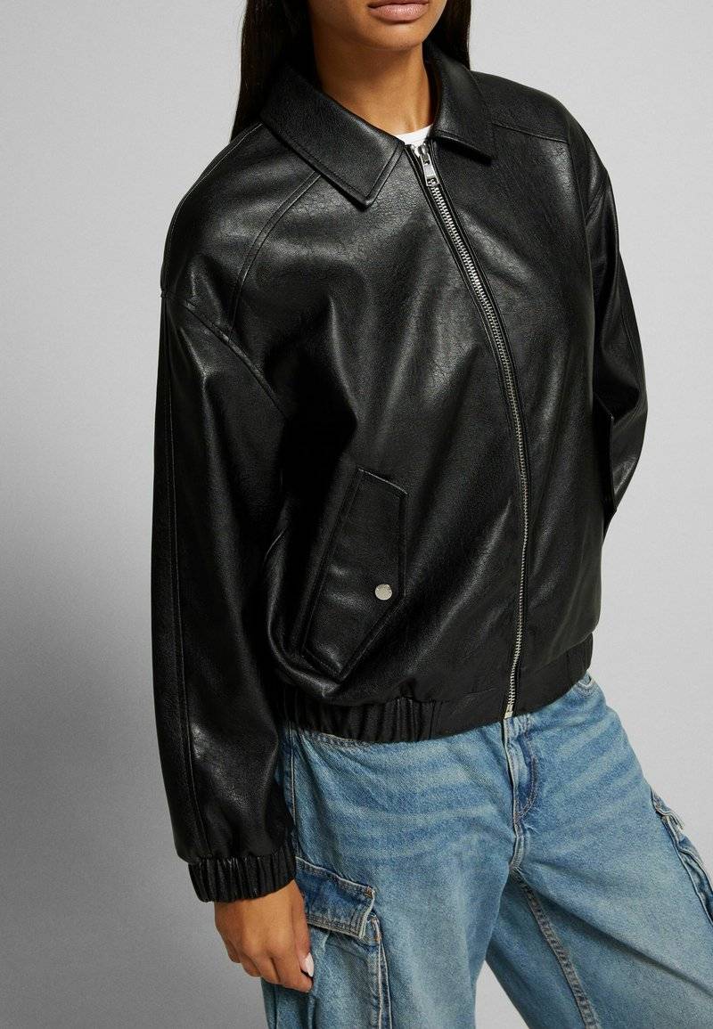 Bershka Bershka DAD FIT - Faux leather jacket - black Auslauf