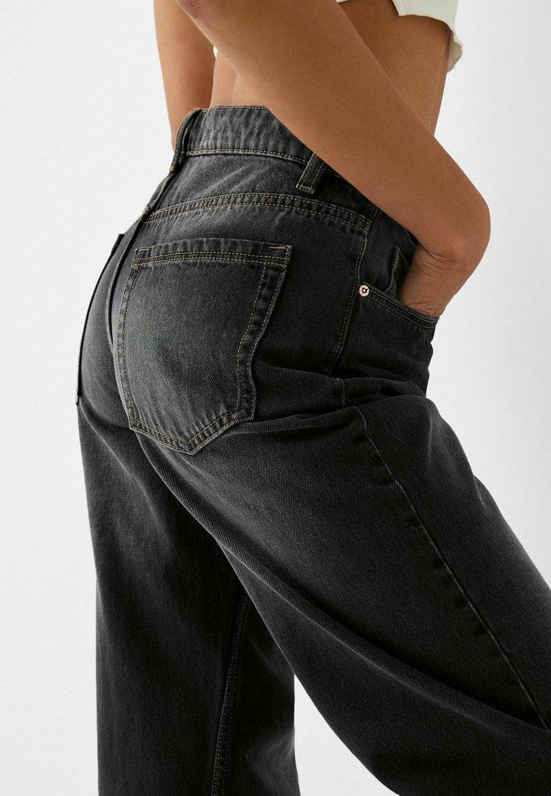 Bershka Bershka BAGGY - Flared Jeans - black Angebote