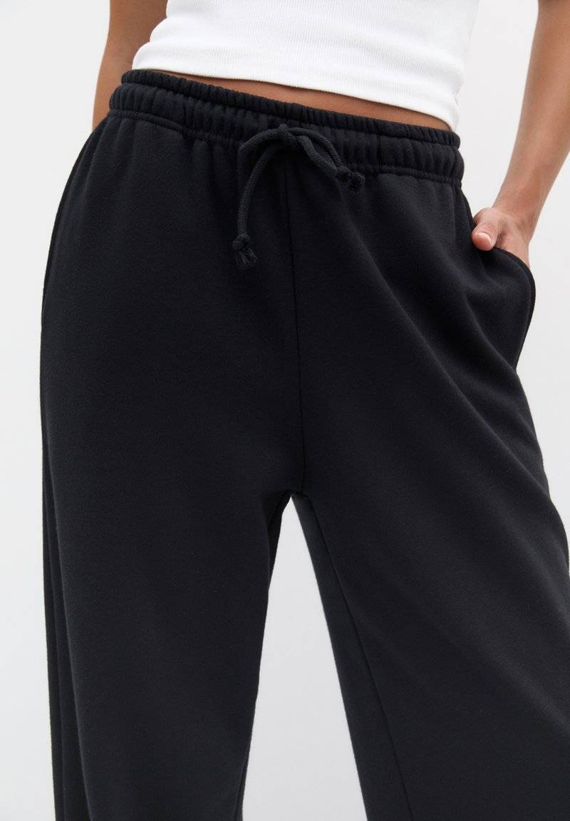 PULL&BEAR PULL&BEAR WIDE-LEG - Tracksuit bottoms - black Schlussverkauf