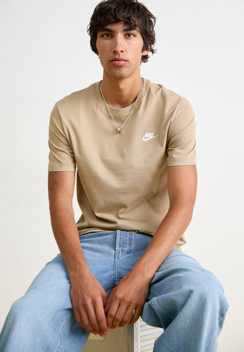 Nike Sportswear Nike Sportswear CLUB TEE - Basic T-shirt - khaki Fabrikverkauf