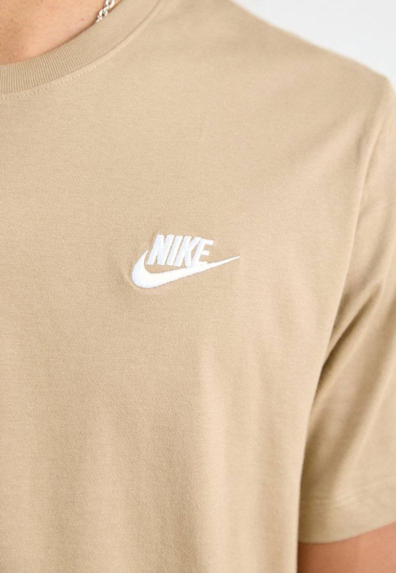 Nike Sportswear Nike Sportswear CLUB TEE - Basic T-shirt - khaki Fabrikverkauf