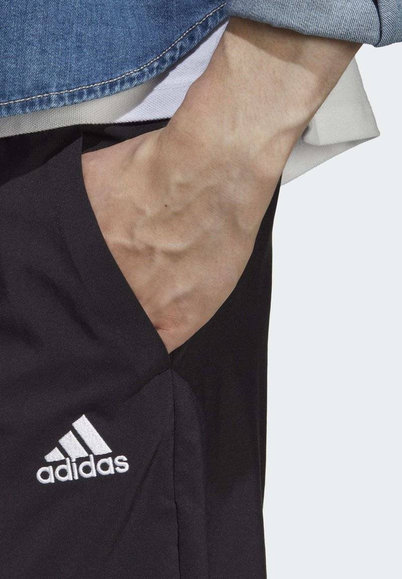 adidas Sportswear adidas Sportswear AEROREADY ESSENTIALS CHELSEA SMALL - Sports shorts - black Zeitlich begrenztes Angebot