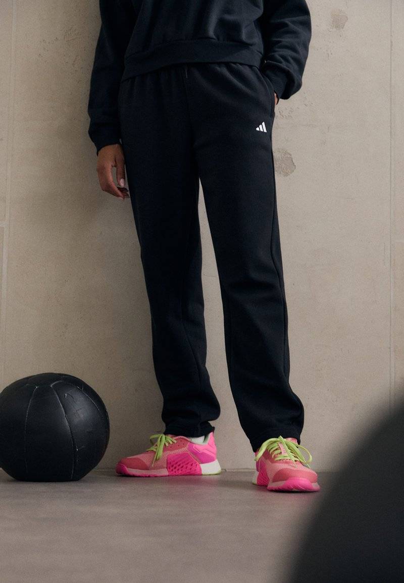 adidas Sportswear adidas Sportswear ESSENTIALS SMALL LOGO FEEL COZY OPEN HEM PANT - Tracksuit bottoms - black Räumungsverkauf