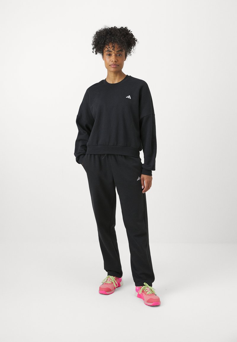 adidas Sportswear adidas Sportswear ESSENTIALS SMALL LOGO FEEL COZY OPEN HEM PANT - Tracksuit bottoms - black Räumungsverkauf