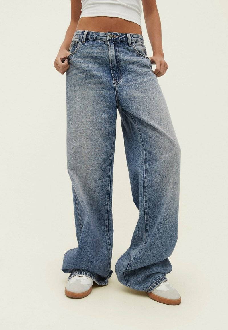 Stradivarius Stradivarius BAGGY - Flared Jeans - blue denim