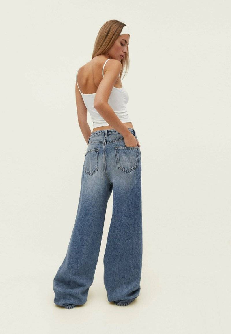 Stradivarius Stradivarius BAGGY - Flared Jeans - blue denim Kostenloser Versand international