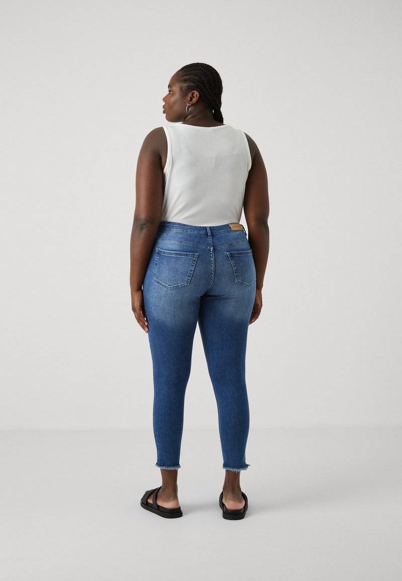 ONLY Carmakoma ONLY Carmakoma CARWILLY - Jeans Skinny Fit - medium blue denim Valentinstagsangebot