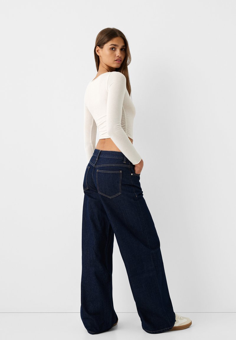 Bershka Bershka WIDE-LEG - Relaxed fit jeans - royal blue Jubiläumsangebot