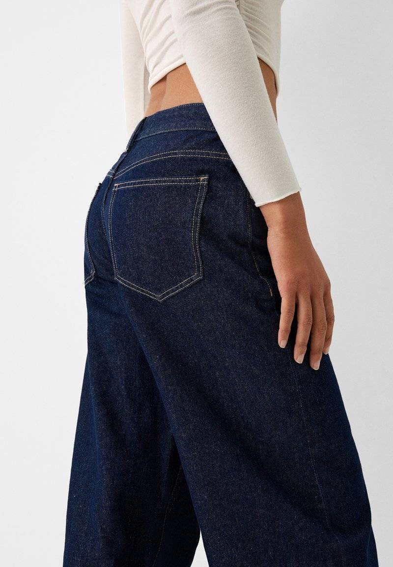 Bershka Bershka WIDE-LEG - Relaxed fit jeans - royal blue Jubiläumsangebot
