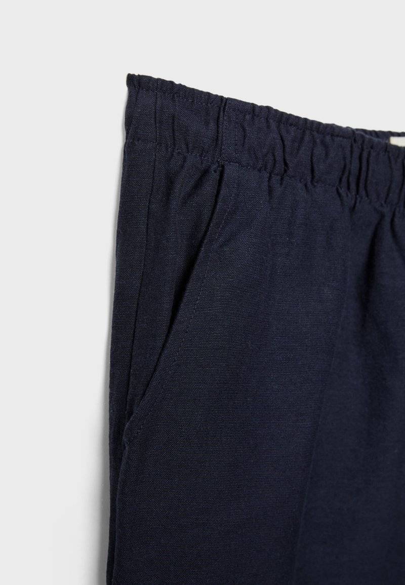 Stradivarius Stradivarius LOOSE-FITTING - Trousers - dark blue Lagerräumung