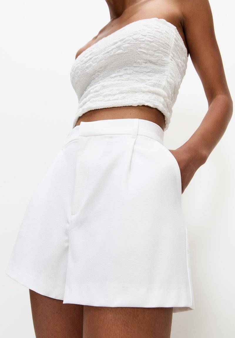 PULL&BEAR PULL&BEAR DARTED - BERMUDA - Shorts - white Tägliche Deals