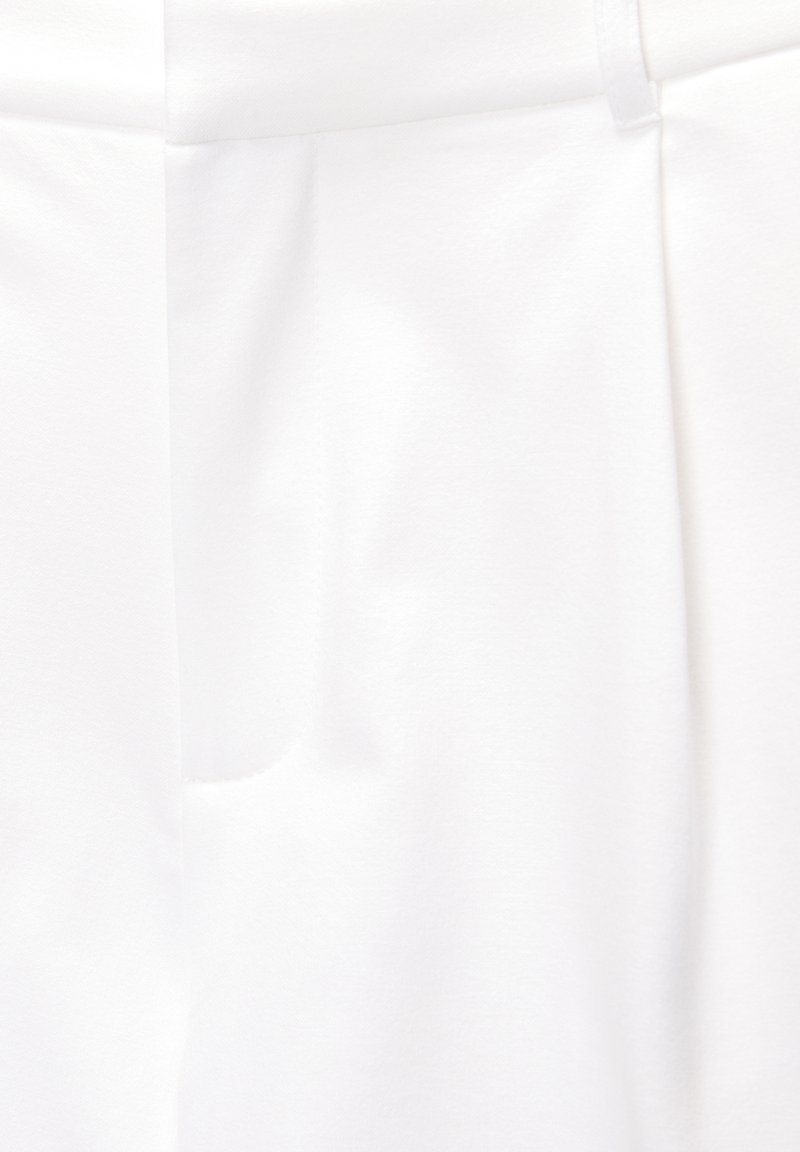 PULL&BEAR PULL&BEAR DARTED - BERMUDA - Shorts - white Tägliche Deals