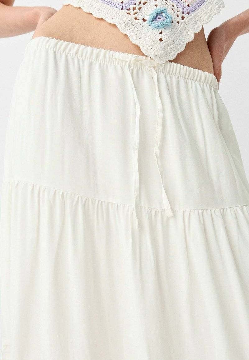 Bershka Bershka ELASTICATED - Maxi skirt - white Kostenlose Rückgabe