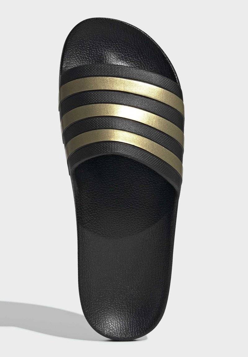 adidas Sportswear adidas Sportswear ADILETTE AQUA - Pool slides - core black gold met core black Super Rabatt